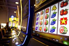 Meja roulette live kasino Ratu98 dengan roda berputar dan dealer profesional